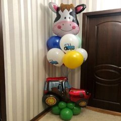 Композиция из шаров "Трактор и корова"