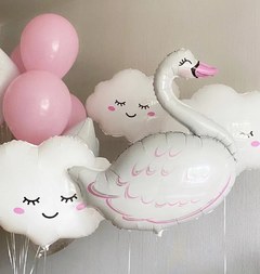 Композиция из шаров "Лебедь и облачка"