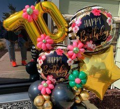 Композиция из шаров "Стойка на 70 лет с гибискусами"