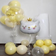 Композиция из шаров "Бело-желтая с кошечкой"