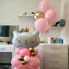 Композиция из шаров "Нежная кошечка на стойке"
