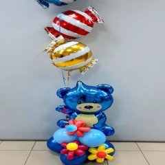 Стойка из шаров "Голубой мишка и конфеты"