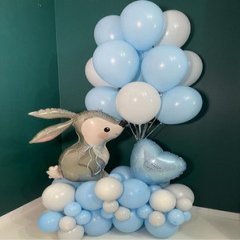Композиция из шаров "Зайчик в голубом лесу"
