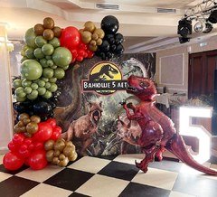 Фотозона "Юрский период" с Ти-Рэксом