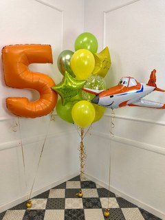 Композиция из шаров "5 лет и самолет"