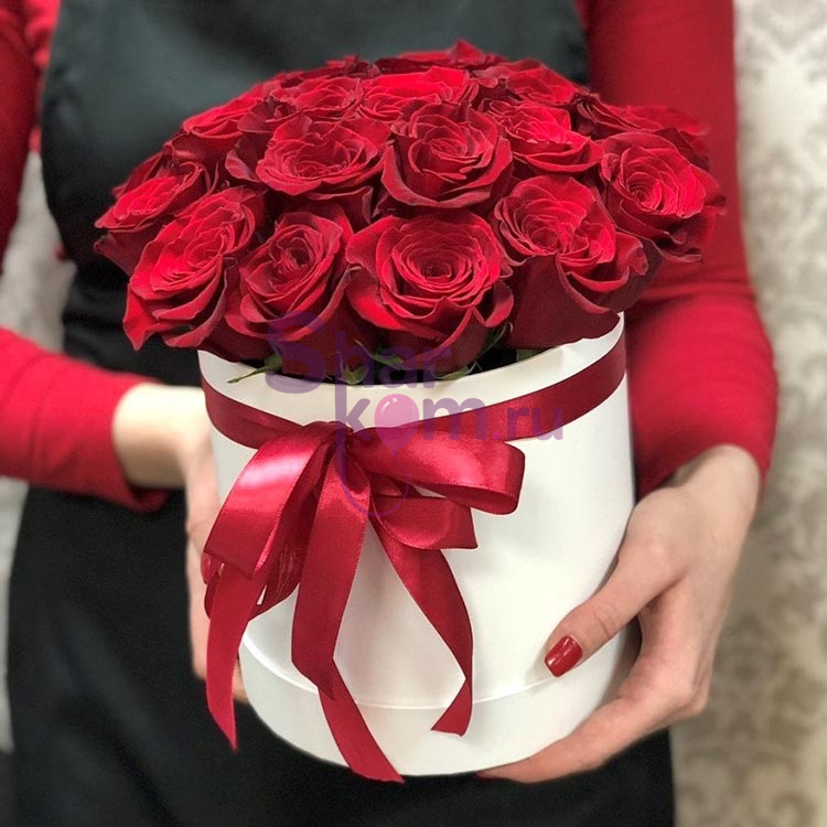 Красные розы в коробке - 19 шт