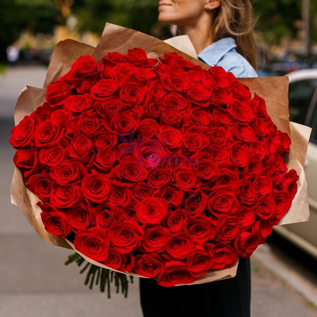 Букет цветов в упаковке - 101 роза, 70 см