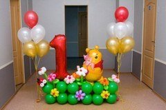 Композиция из шаров "Винни Пух и Пятачок на поляне"
