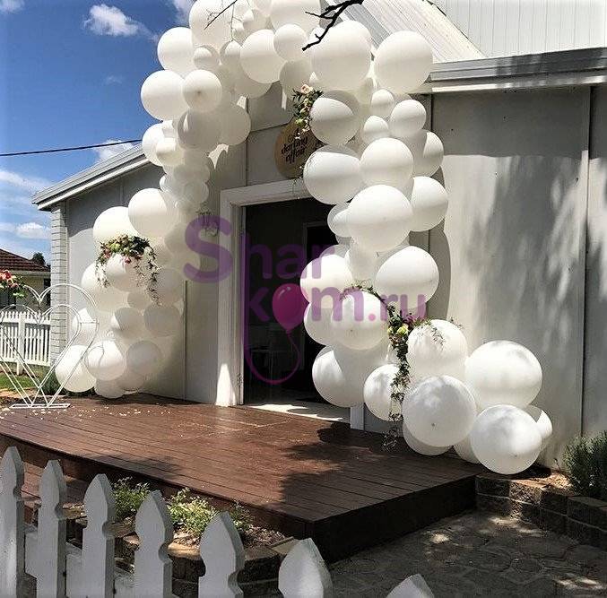 Арка из шаров и флористики на свадьбу