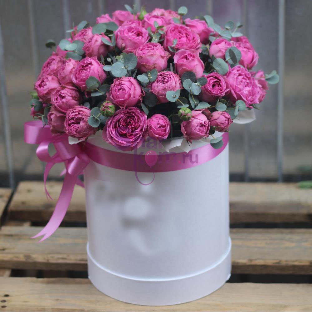 Пионовидные кустовые розы в коробке с эвкалиптом - 15 шт