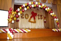 "Выпускной" - Красно-золотая арка с большим колокольчиком