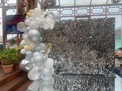 Фотозона "Пайеточная стена с шарами"