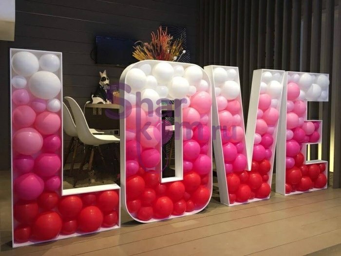 Буквы из шаров на каркасе "Love"