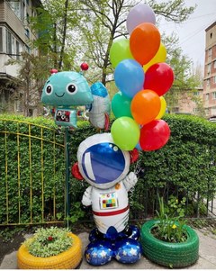 Композиция из шаров "Ходячая фигура космонавт и шарики"