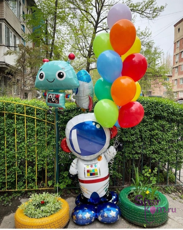 Композиция из шаров "Ходячая фигура космонавт и шарики"
