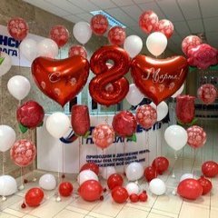Композиция из шаров "Холл 8 марта с бутонами роз"