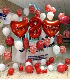 Композиция из шаров "Холл 8 марта с бутонами роз"