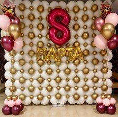 Фотозона "Стена из шаров на 8 марта"