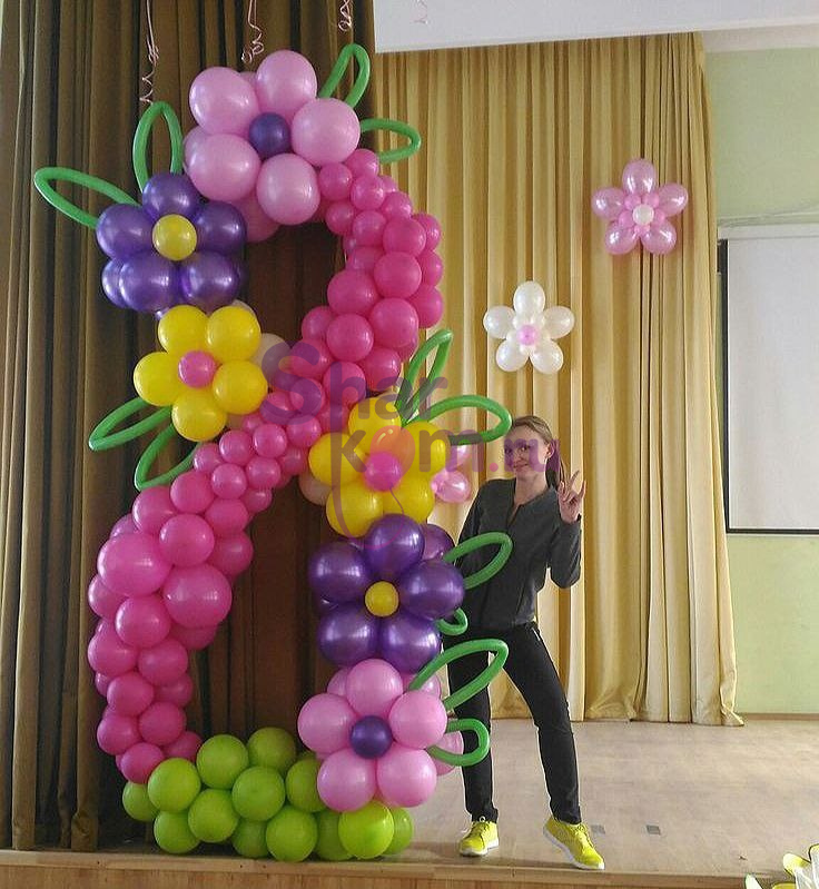 Композиция из шариков "Цифра 8 с цветами"